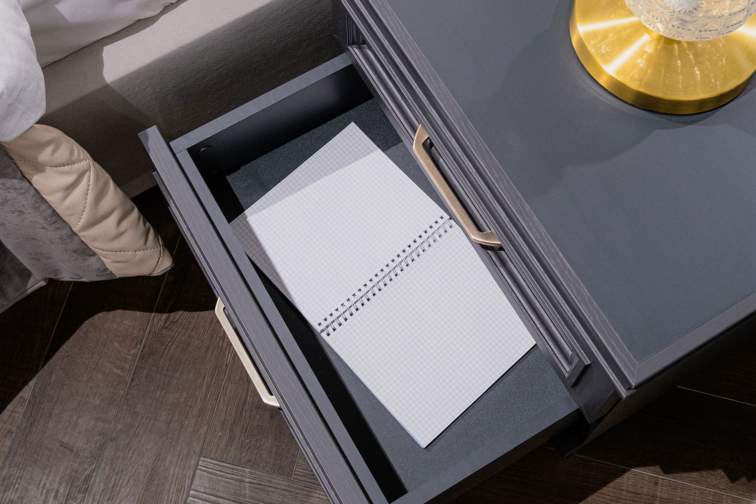 Прикроватные тумбы - изображение №12 "Прикроватная тумба Орландо с выдвижными ящиками"  на www.Angstrem-mebel.ru