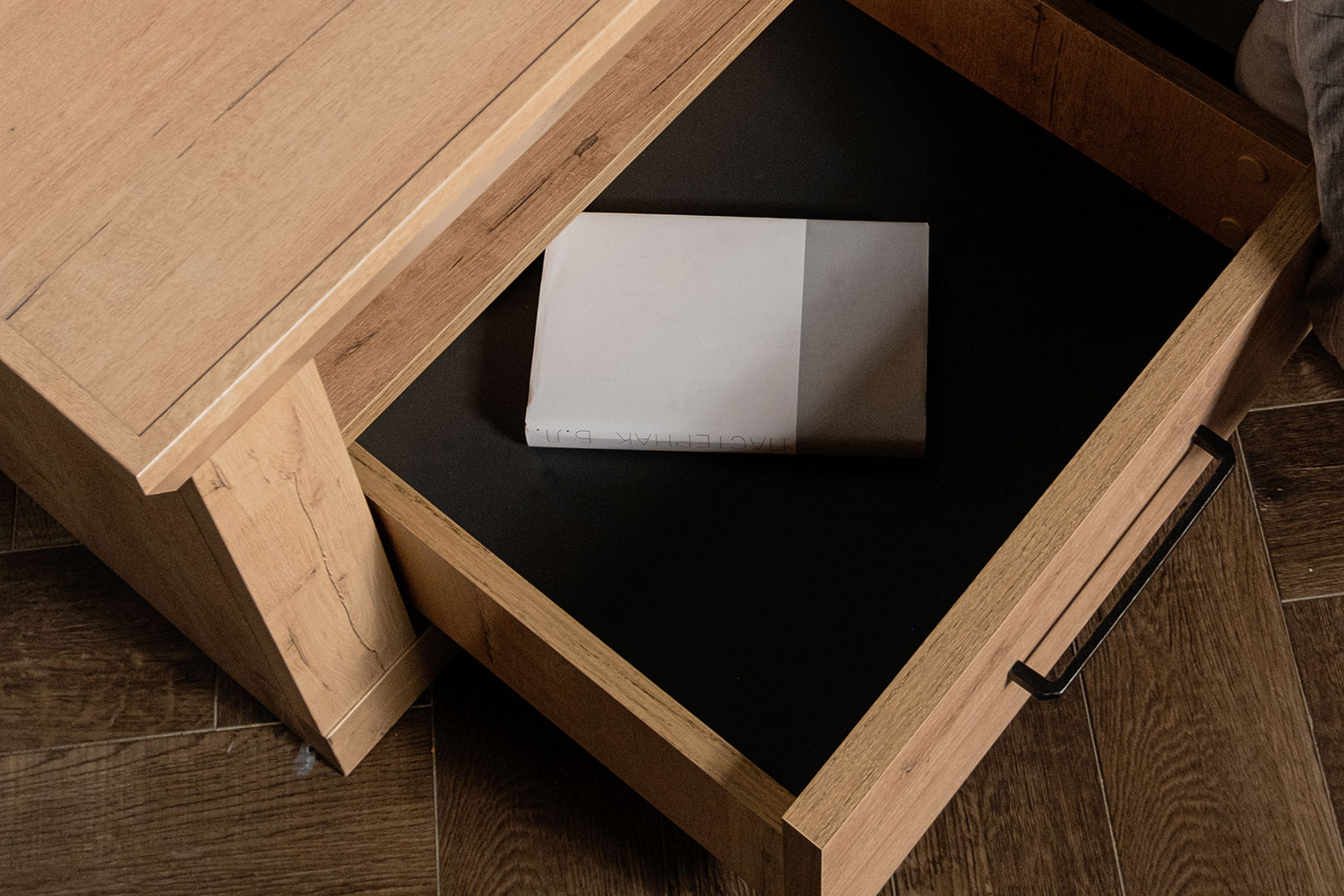 Прикроватные тумбы - изображение №10 "Прикроватная тумба Магнум с выдвижным ящиком"  на www.Angstrem-mebel.ru