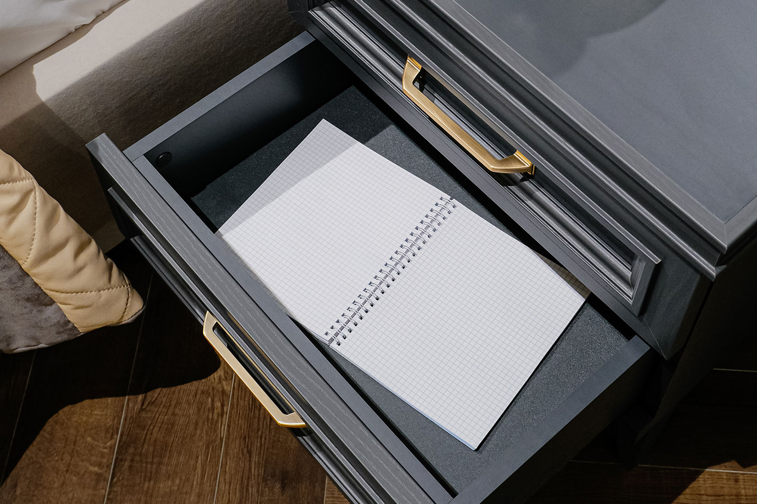 Прикроватные тумбы - изображение №11 "Прикроватная тумба Орландо с выдвижными ящиками"  на www.Angstrem-mebel.ru