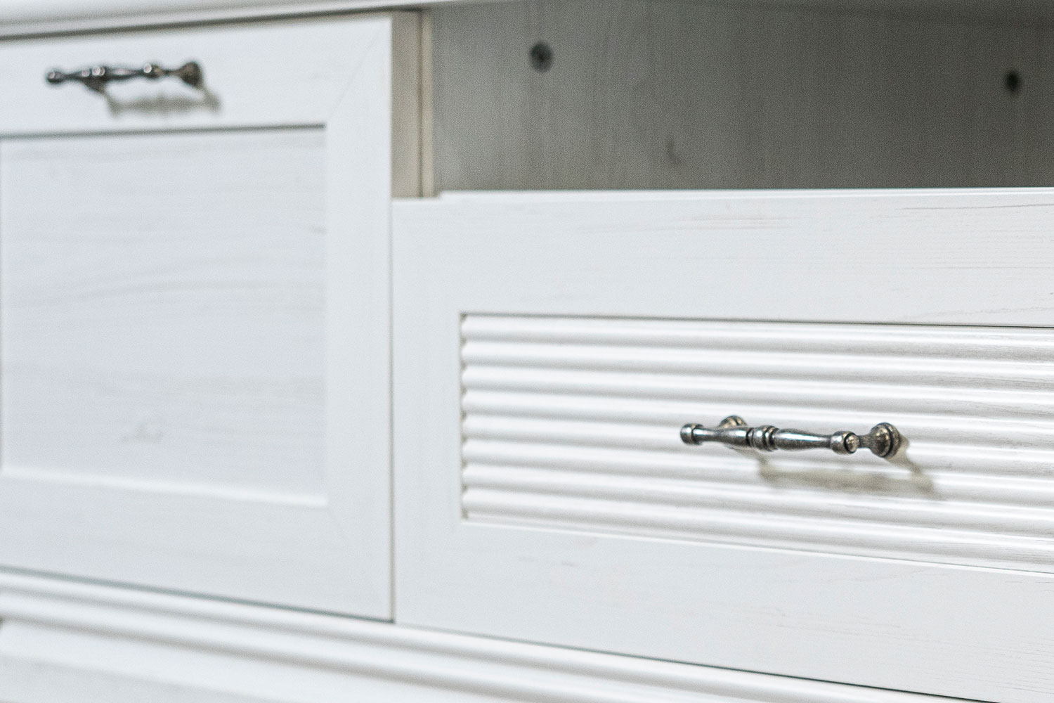 Тумбы под телевизор - изображение №9 "Тумба Кантри под телевизор с выдвижными ящиками"  на www.Angstrem-mebel.ru