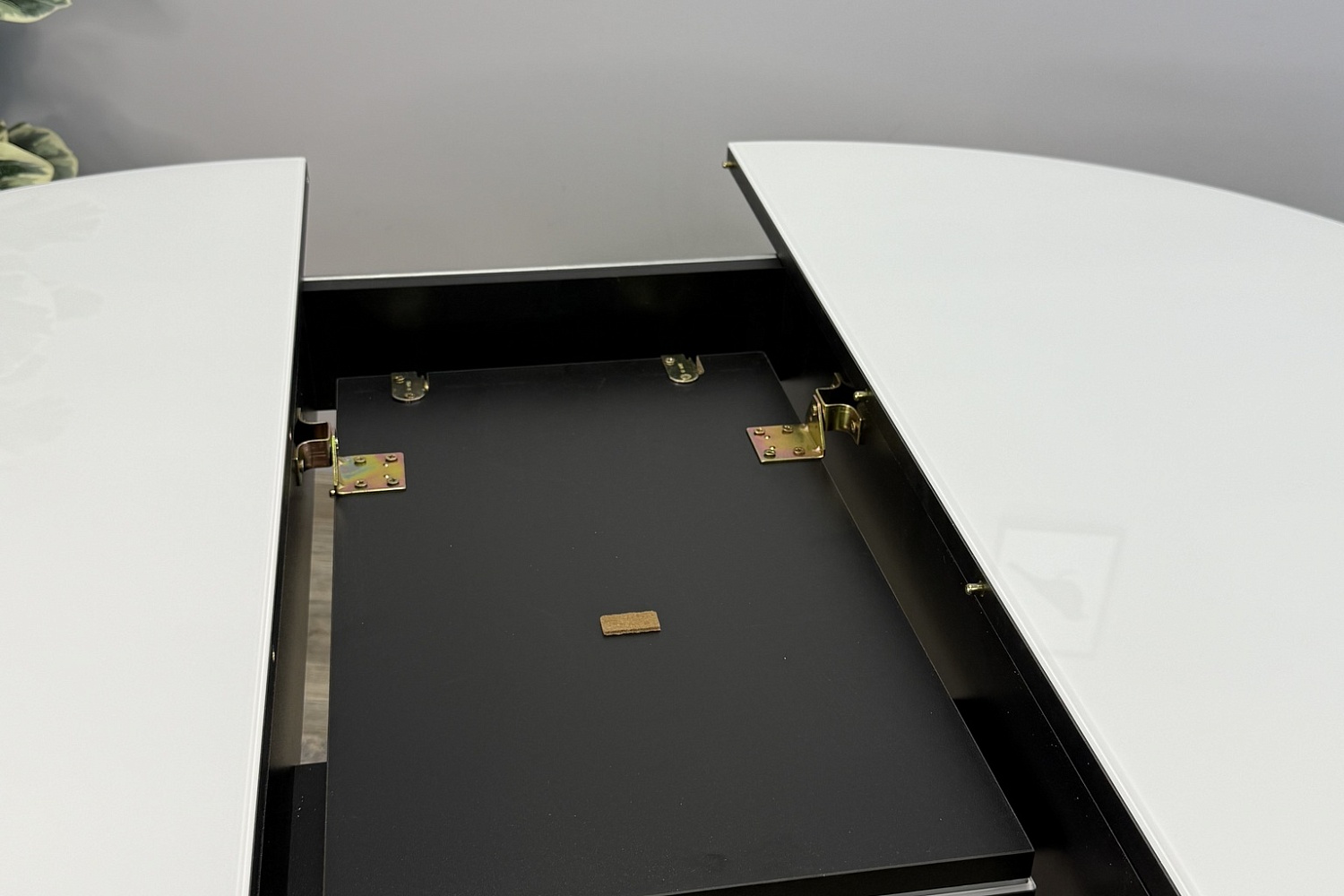 Обеденные столы - изображение №12 "Стол обеденный Мане раздвижной венге/белый с черными опорами"  на www.Angstrem-mebel.ru